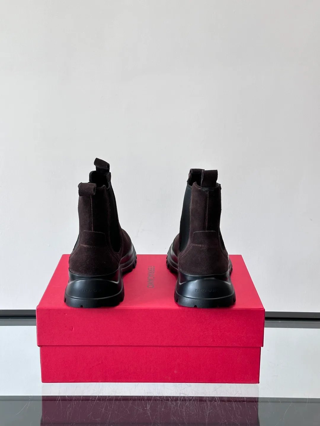 Men's men's shoes 💰960 FERRAGAMO Chelsea boots, super A Chelsea shoes equipped with thick outsole, minimalist design exudes modern charm. Imported leather surface, good texture, leather lining, easy to wear!  size: 39-44 (38.45.46 customized)